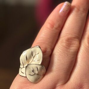 Vintage Style White Cream Enamel Leaf Ring Botanical Nature Statement Size 8.5